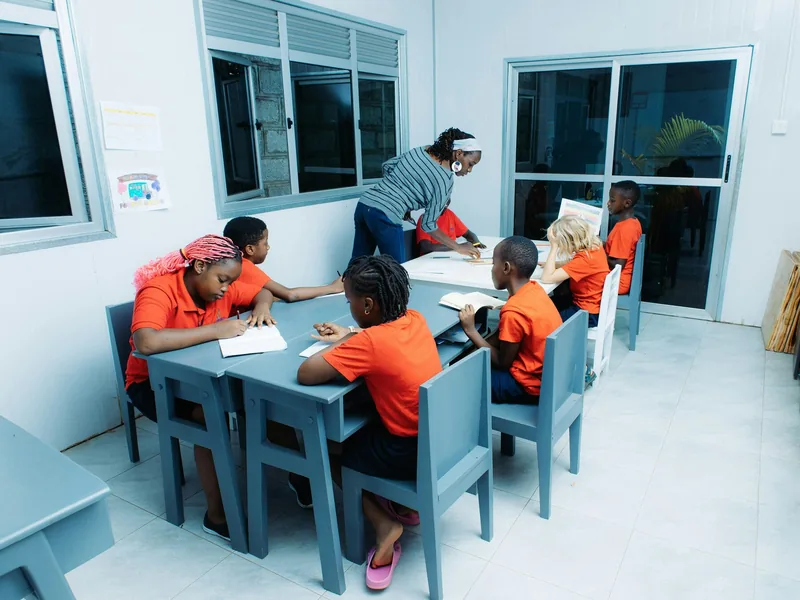 Themenbild: Kinder beim gemeinsamen Lernen und bei der Betreuung